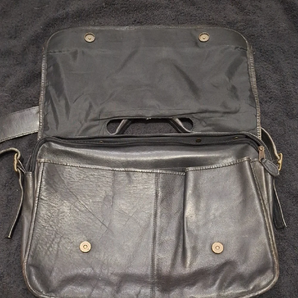 Vintage Classic Black Leather Messenger Bag - Adjustable Strap and Flap Closure